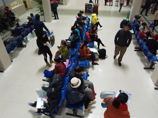 Rét cắt da cắt thịt, người nhà bệnh nhân co ro ngoài hành lang tìm cách trốn lạnh